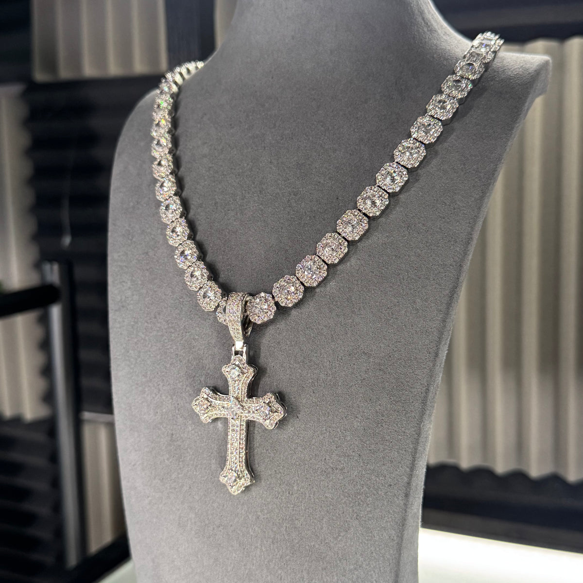 9MM CLUSTER CHAIN & CROSS PENDANT