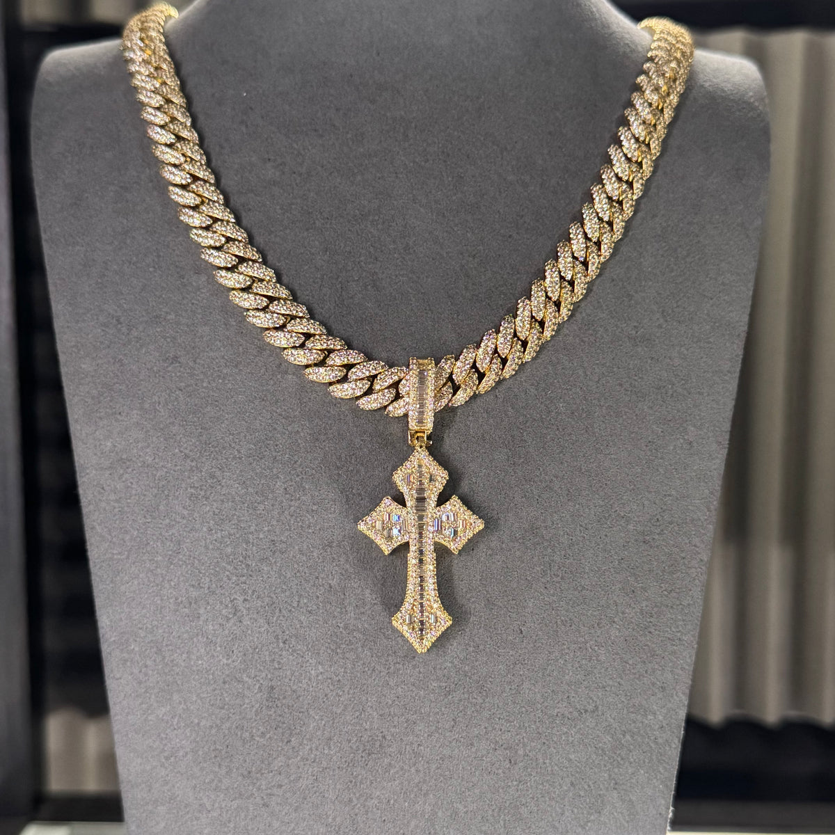 CUBAN CHAIN 10MM & BIG CROSS PENDANT
