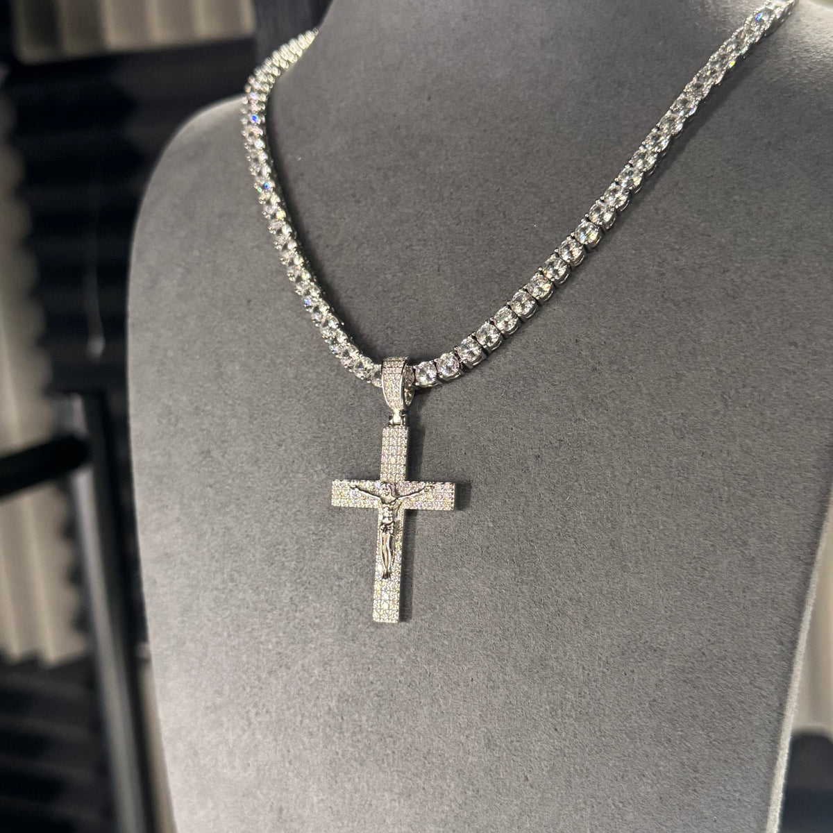 TENNIS CHAIN & CRUCIFX PENDANT