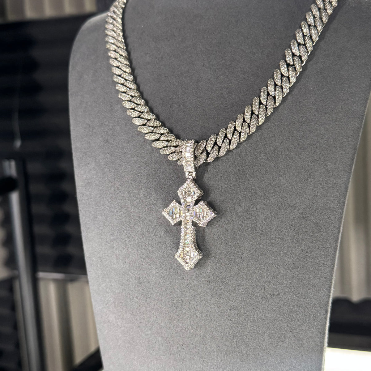 CUBAN CHAIN & BIG CROSS PENDANT