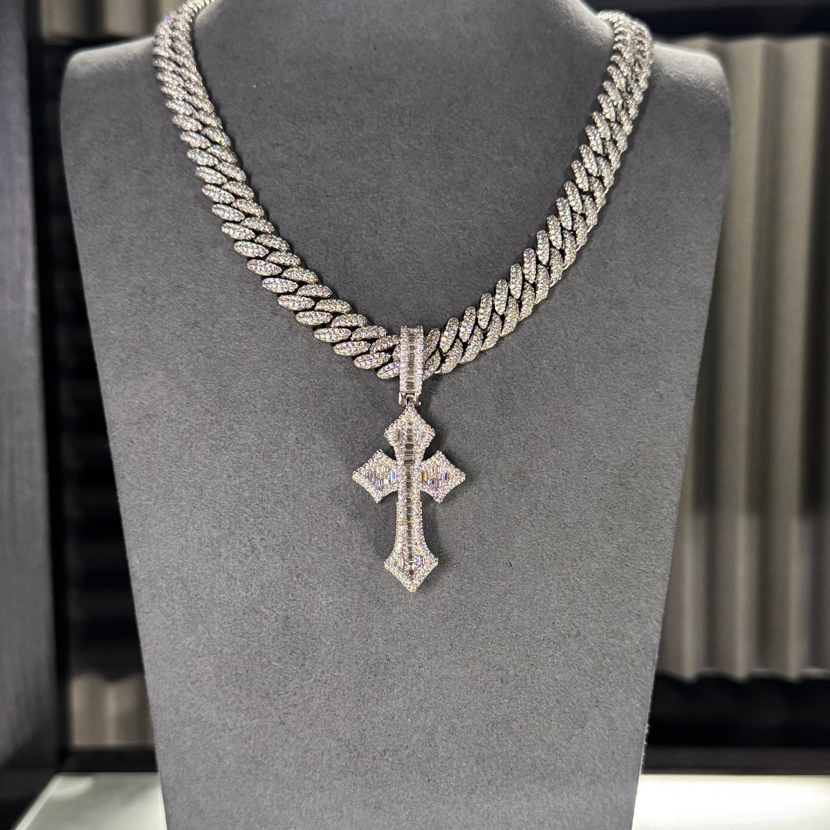CUBAN CHAIN & BIG CROSS PENDANT