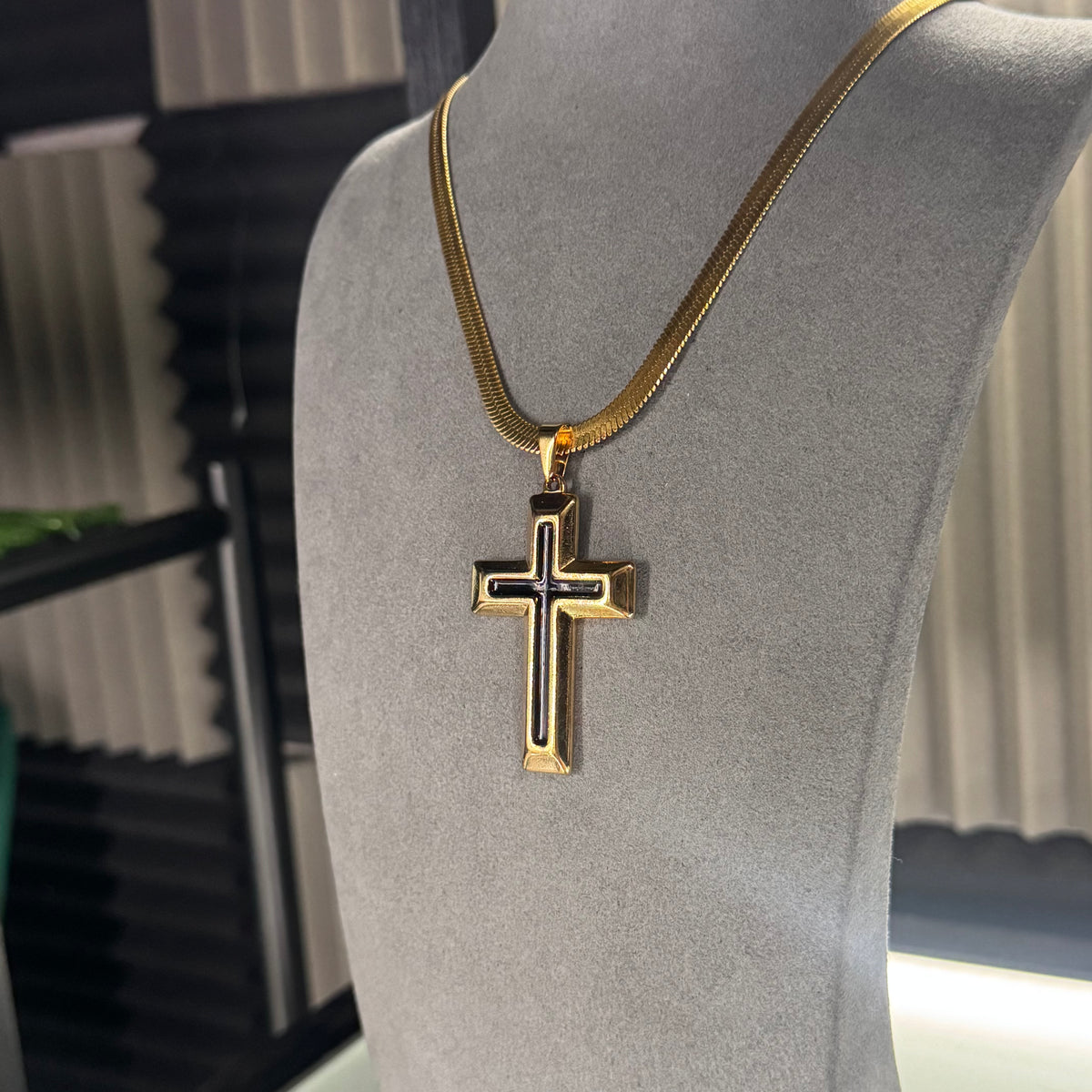 LUXURY CHAIN WITH BIG CROSS PENDANT