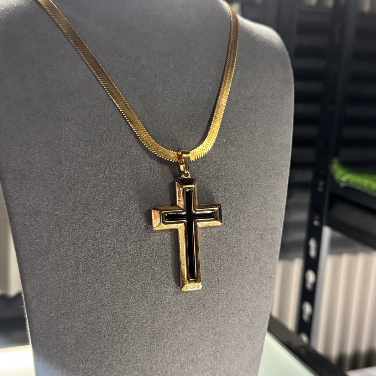 LUXURY CHAIN WITH BIG CROSS PENDANT